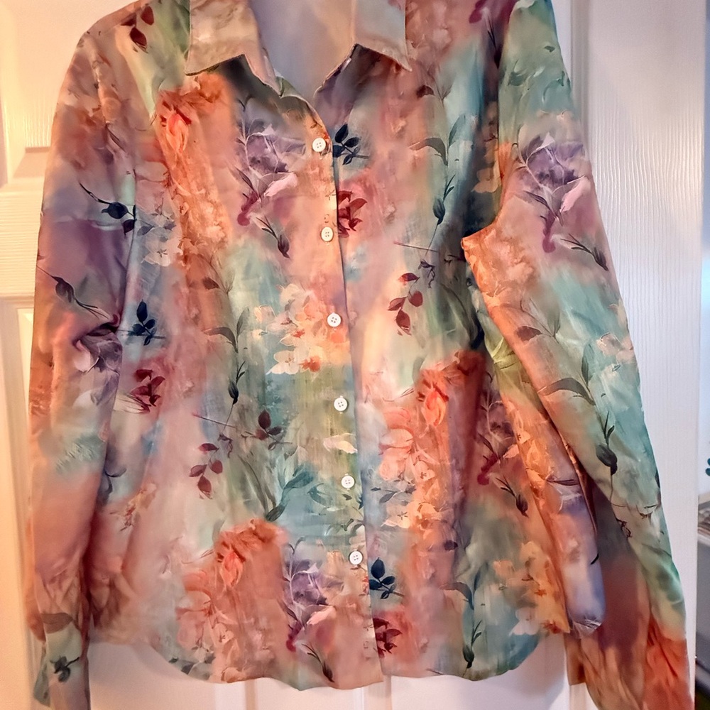 Floral Watercolor Botton Front Blouse XL
Never been worn - no tags 100 Poly